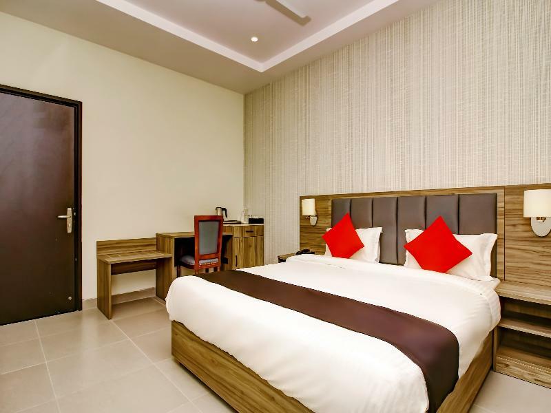 Capital O 28086 Sindhura Grand 3*
