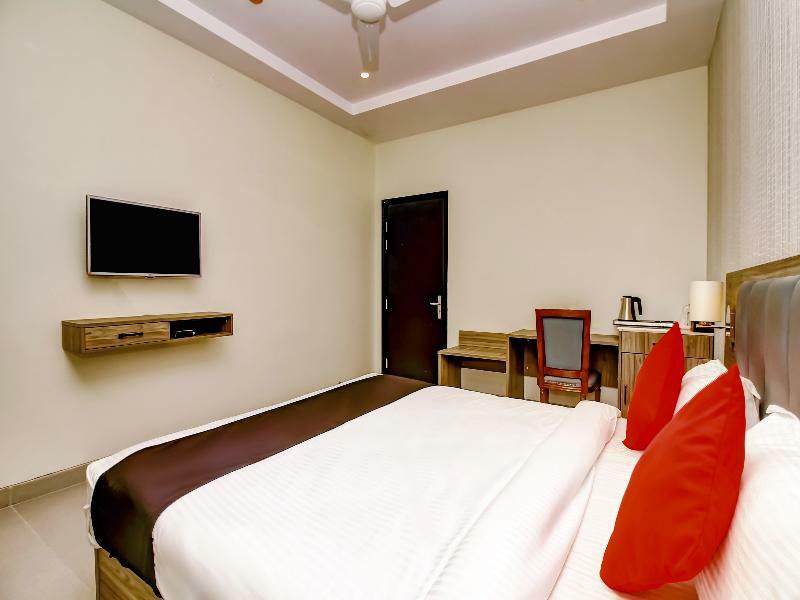Capital O 28086 Sindhura Grand Hotel 3*