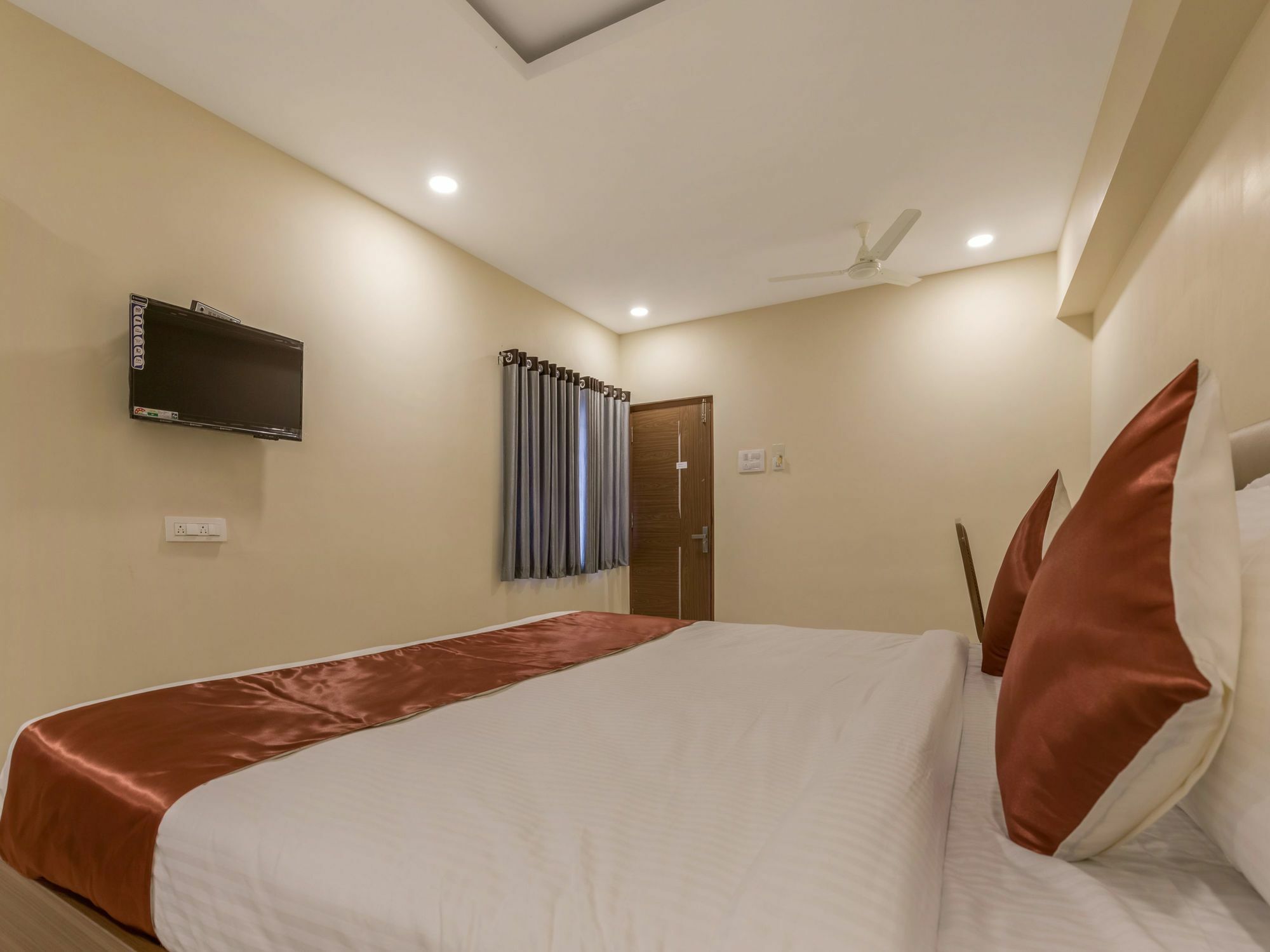 Hotel Oyo 11676 Nakshatra Grand