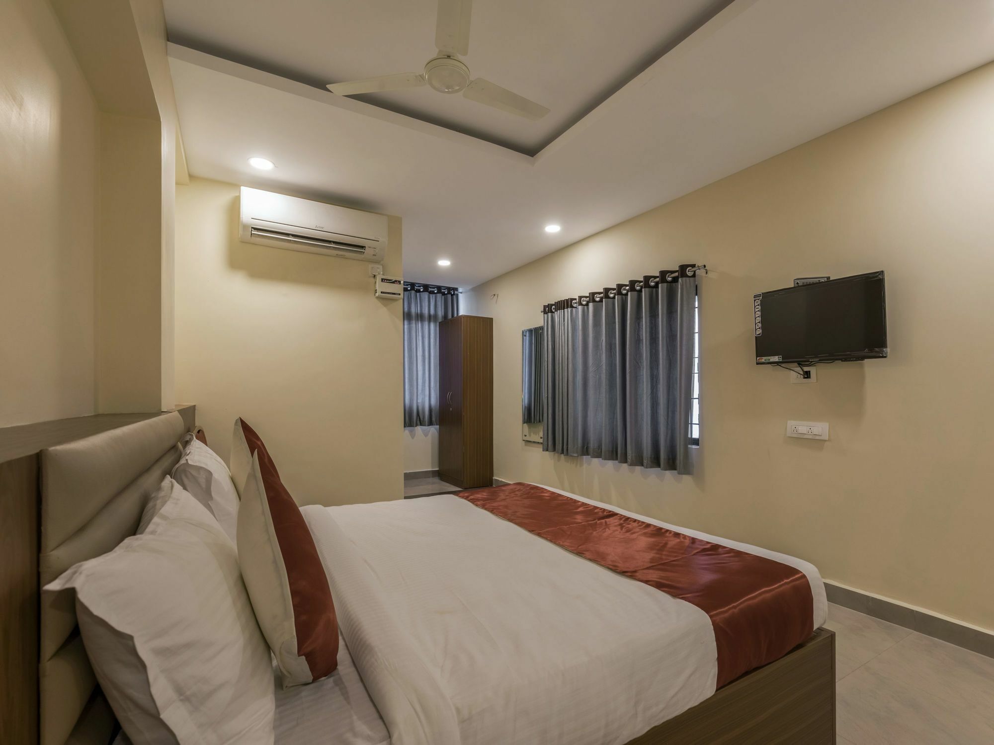 Oyo 11676 Nakshatra Grand 3*