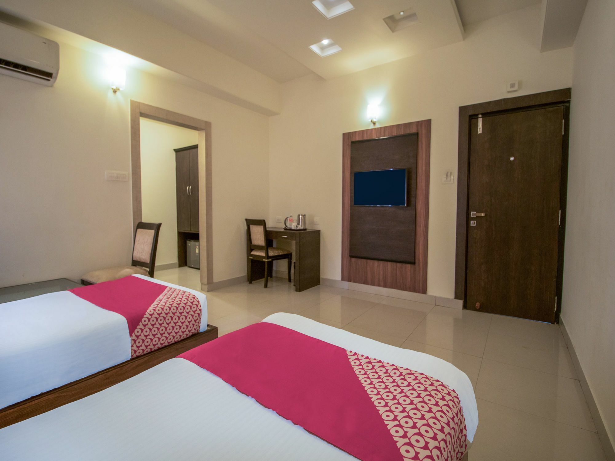 Townhouse 692 Nera Regency Hotel