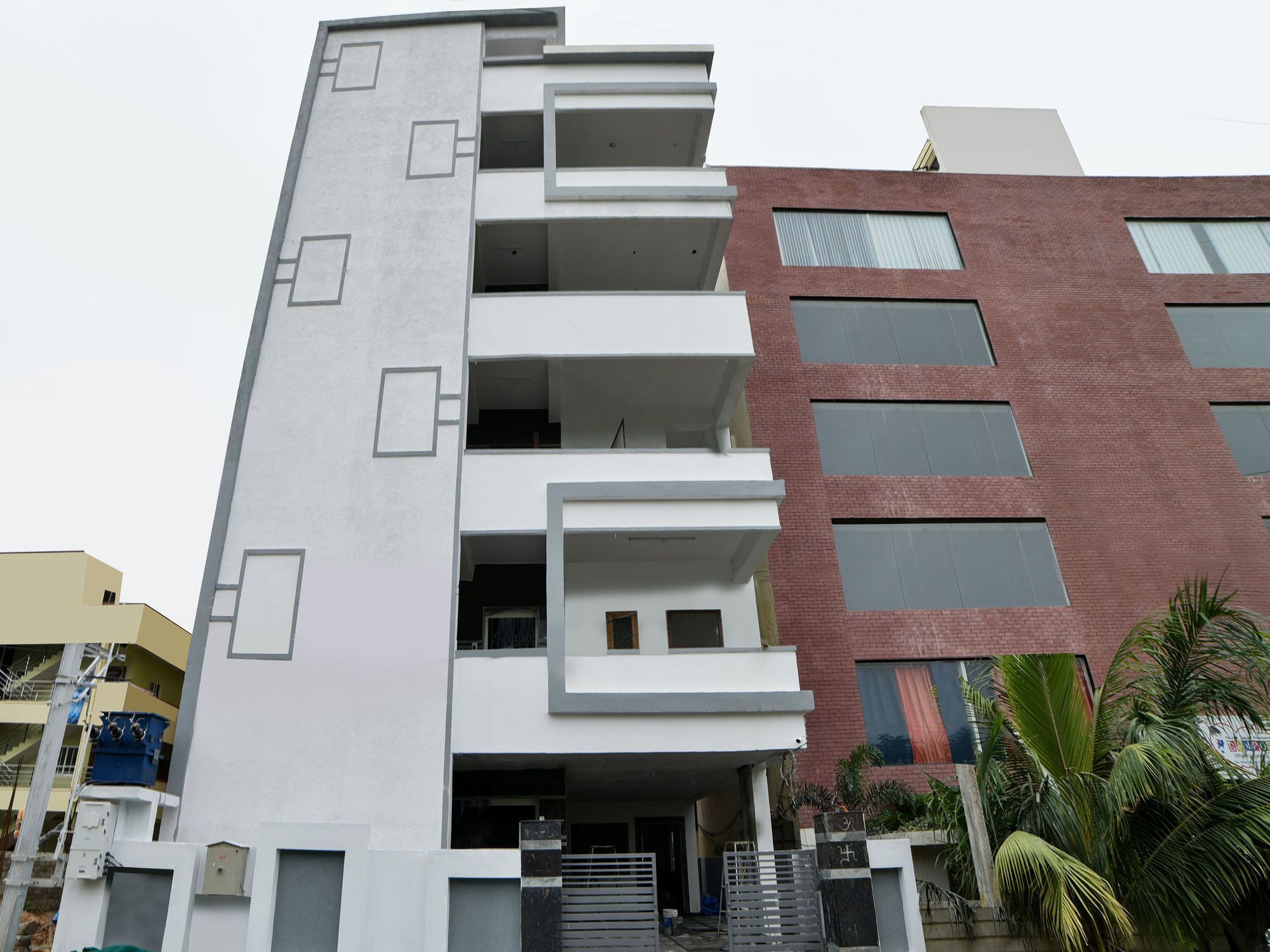 Oyo 16606 Iconic Living