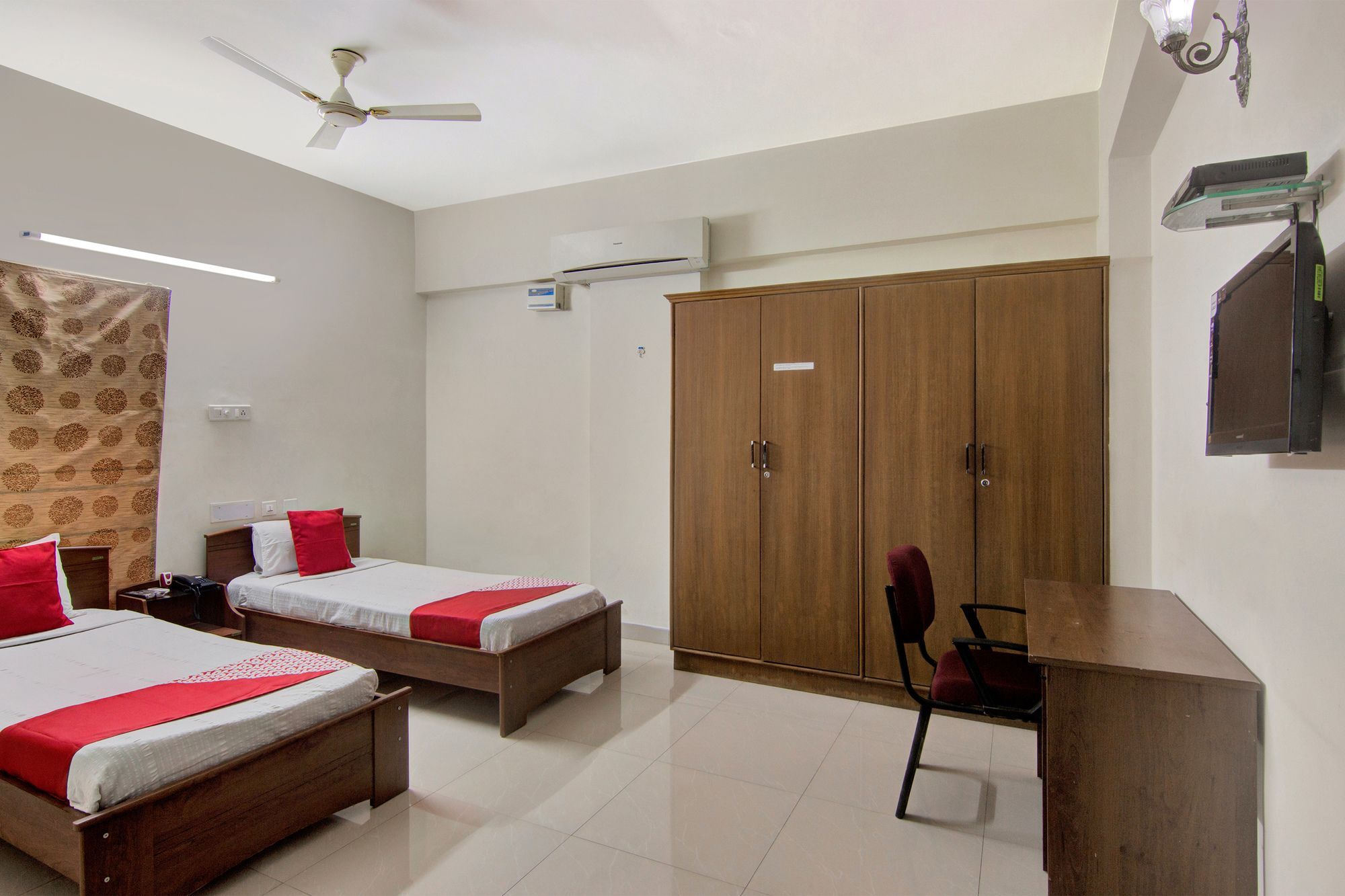 Hotel Oyo 44 Silverkey Madhapur