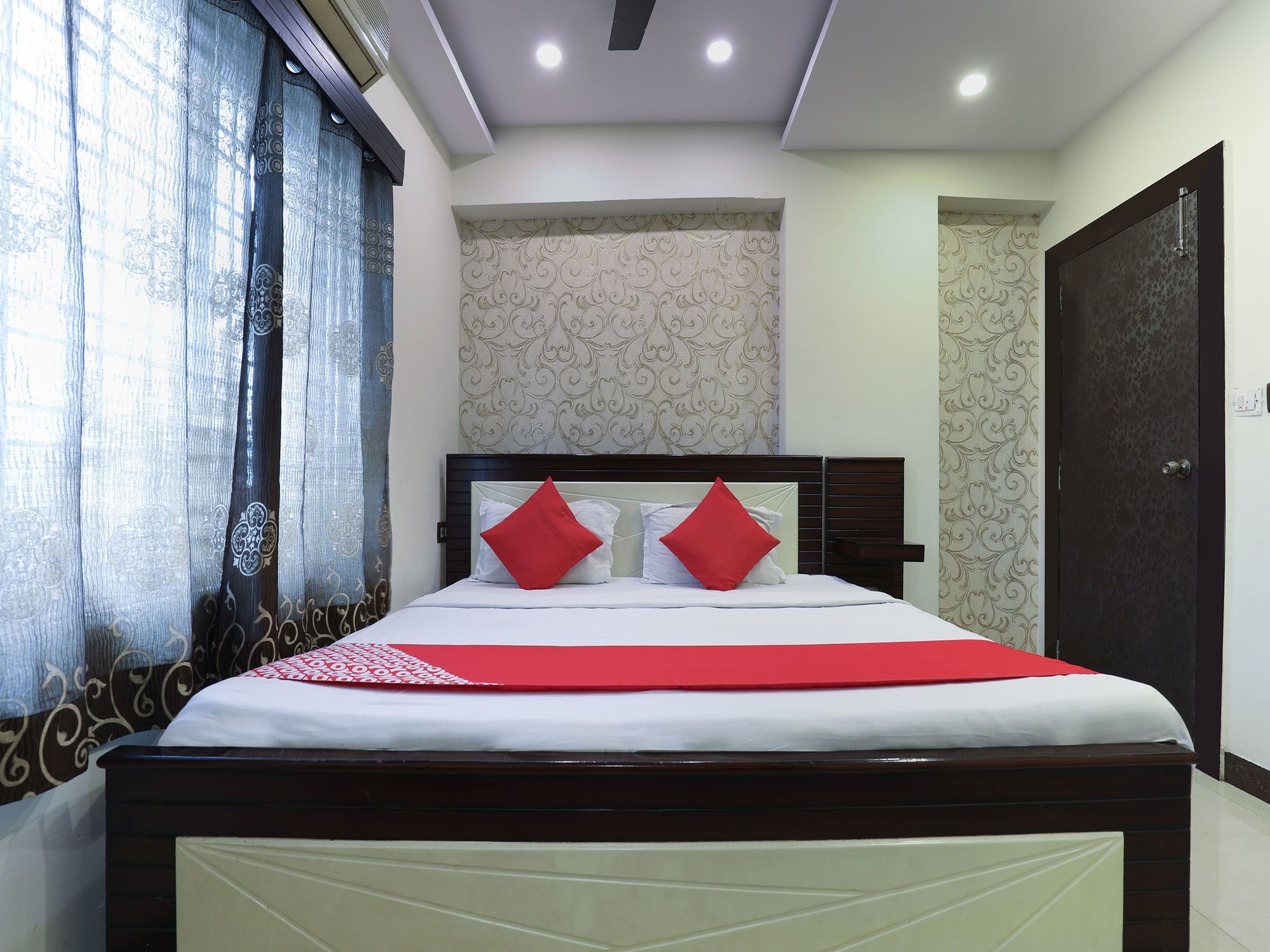 Oyo 16539 Grand Sandarshini 3*