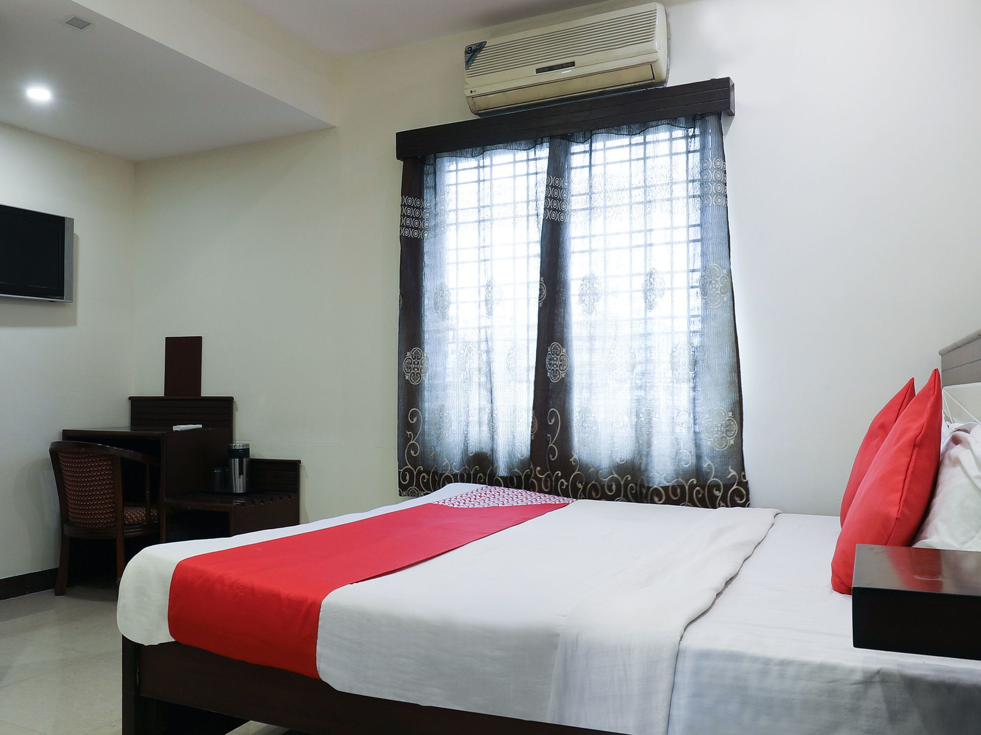 Hotel Oyo 16539 Grand Sandarshini 3*
