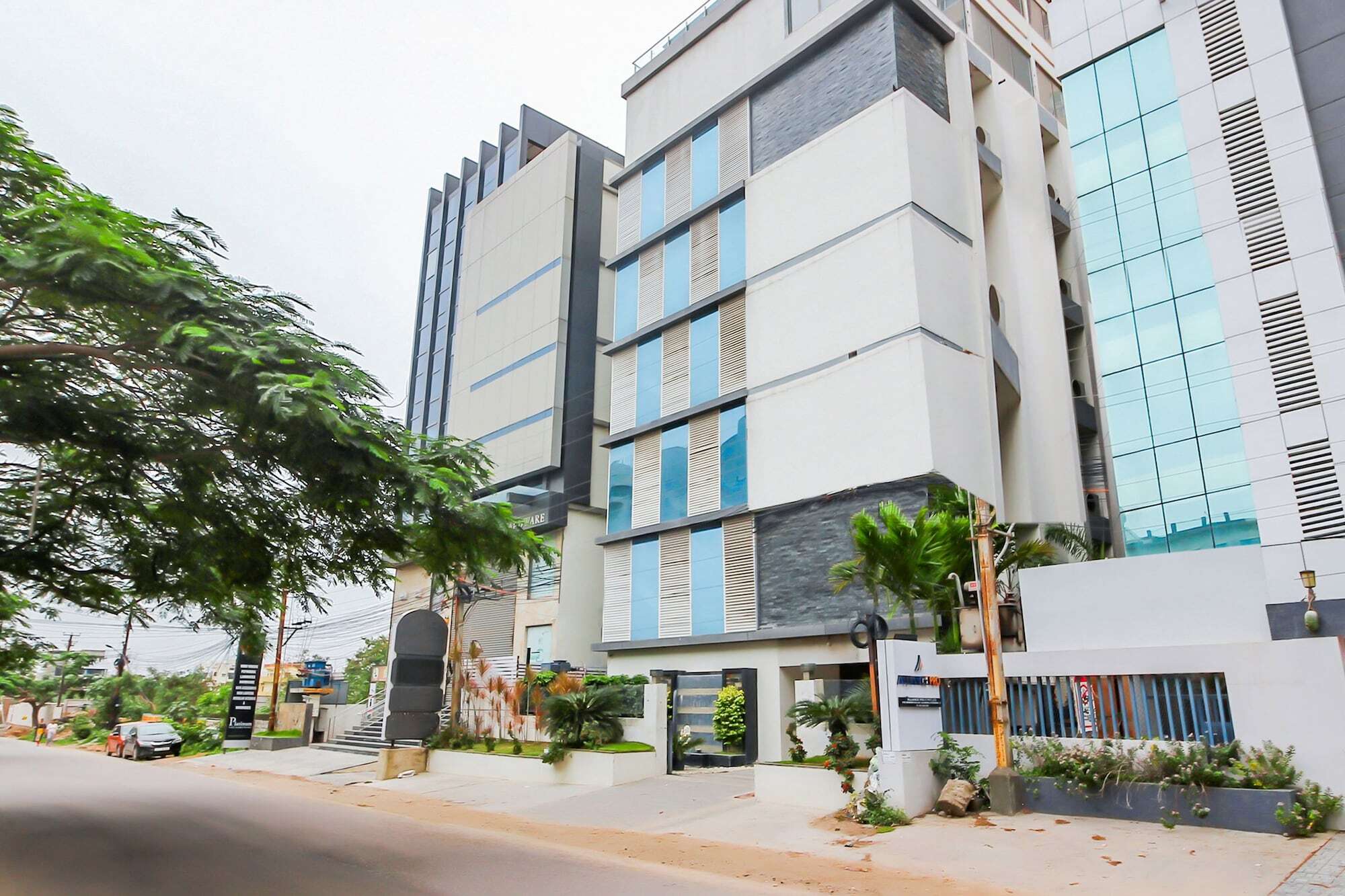 Hotel Oyo 9937 Hotel Eaglewood Hyderabad