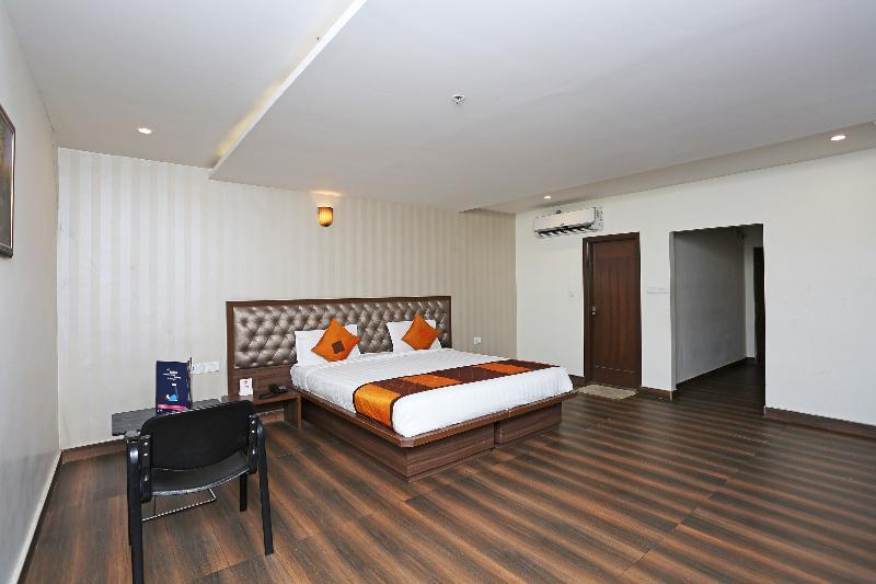 Hotel Capital O Surabhi Elite Near Miraj Cinemas - Shalini Shivani 3*