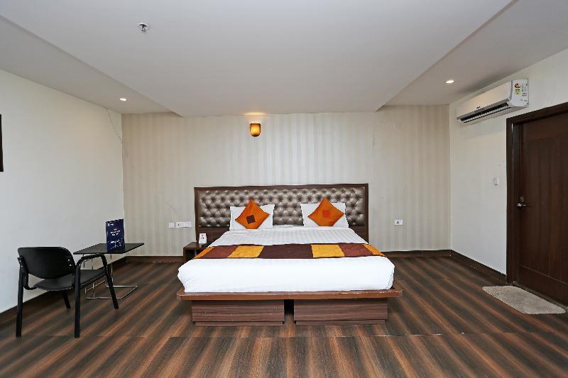 Capital O Surabhi Elite Near Miraj Cinemas - Shalini Shivani 3*