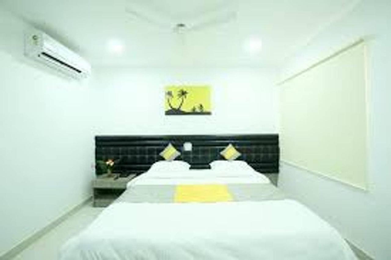 Guest house Cosy With Private Bath And Work Desk *