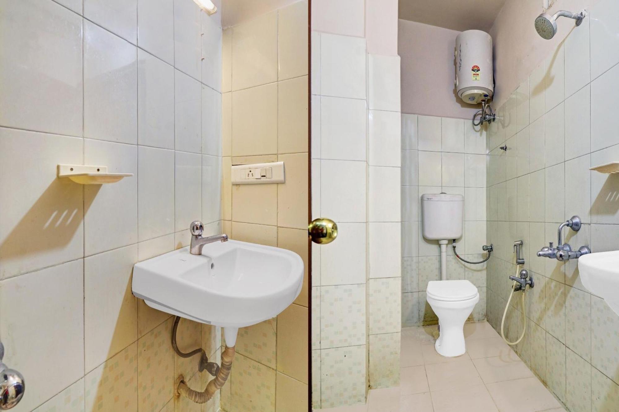 Oyo Flagship 80484g Srinivasa Grand Hotel