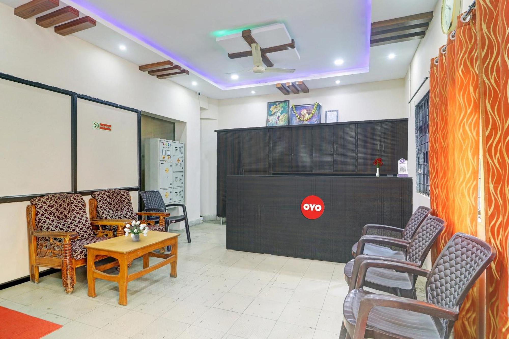Hotel Oyo Flagship 80484g Srinivasa Grand 3*