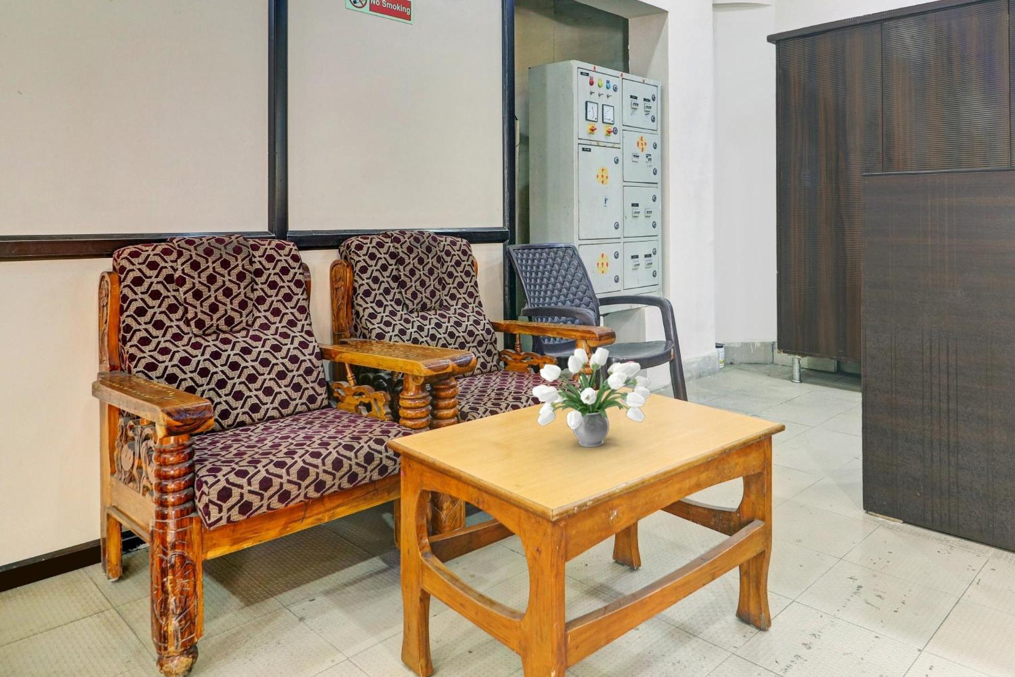 Oyo Flagship 80484g Srinivasa Grand Hotel 3*
