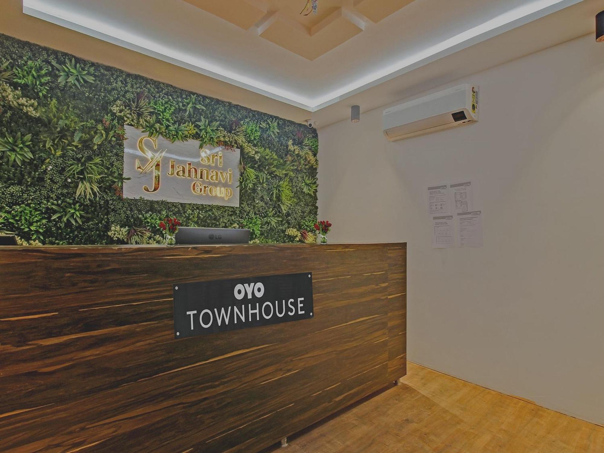 Townhouse Jahnavi Group Near Kiims Hospital Hotel