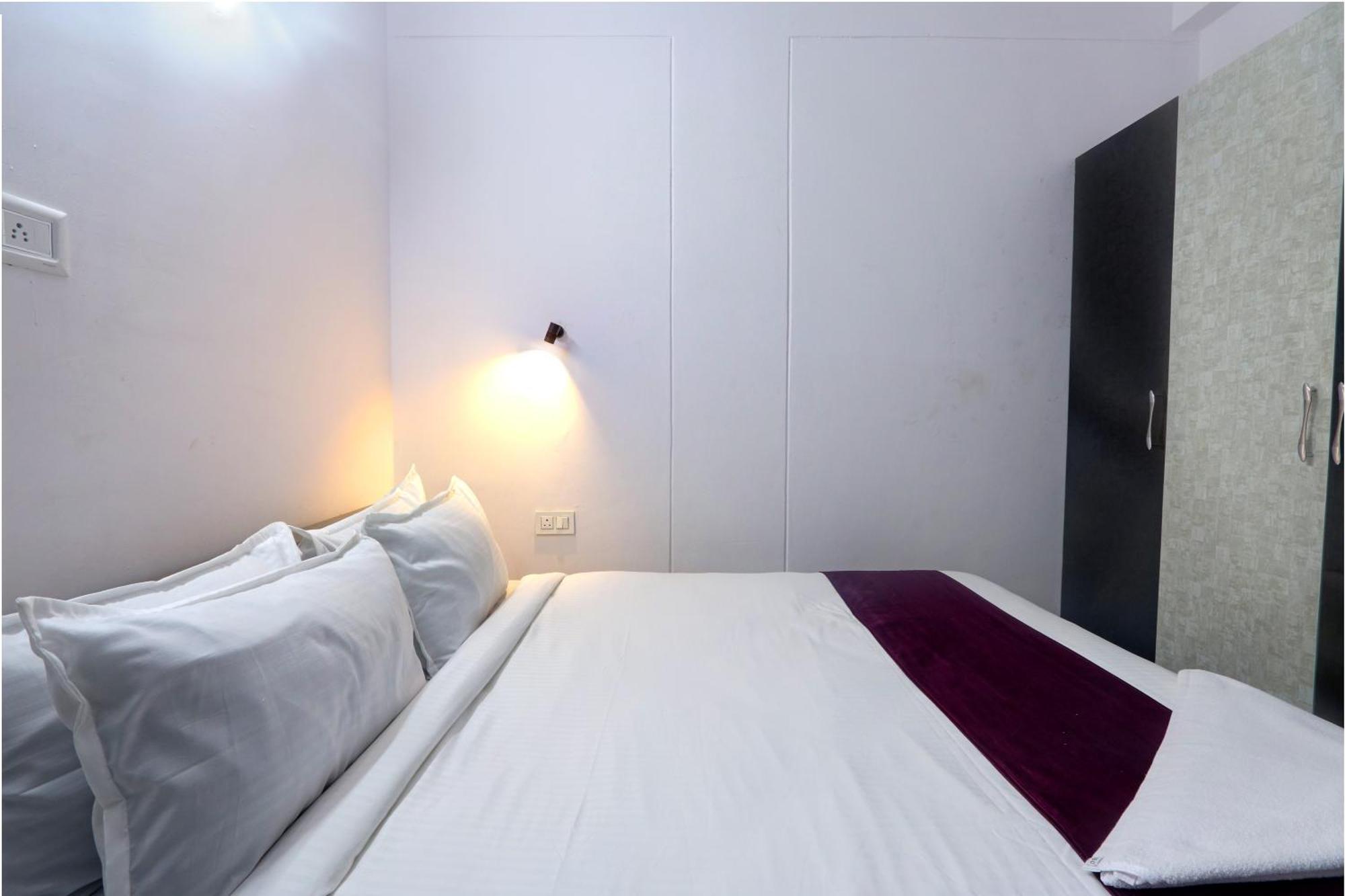Veeksha Kiara Hospitalities - Rooms, & Near Kukatpally Rd Apartment *