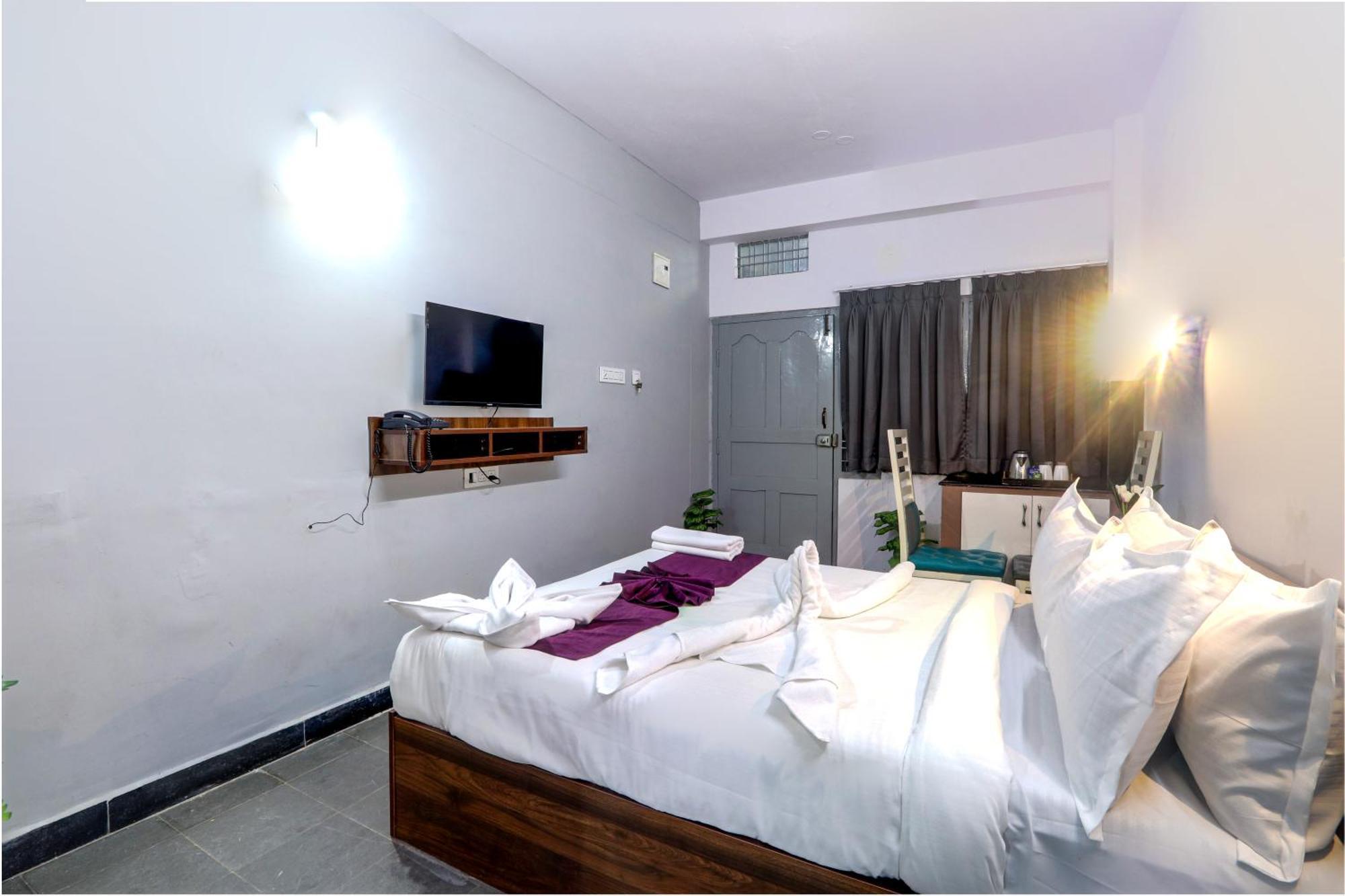 Veeksha Kiara Hospitalities - Rooms, & Near Kukatpally Rd Apartment
