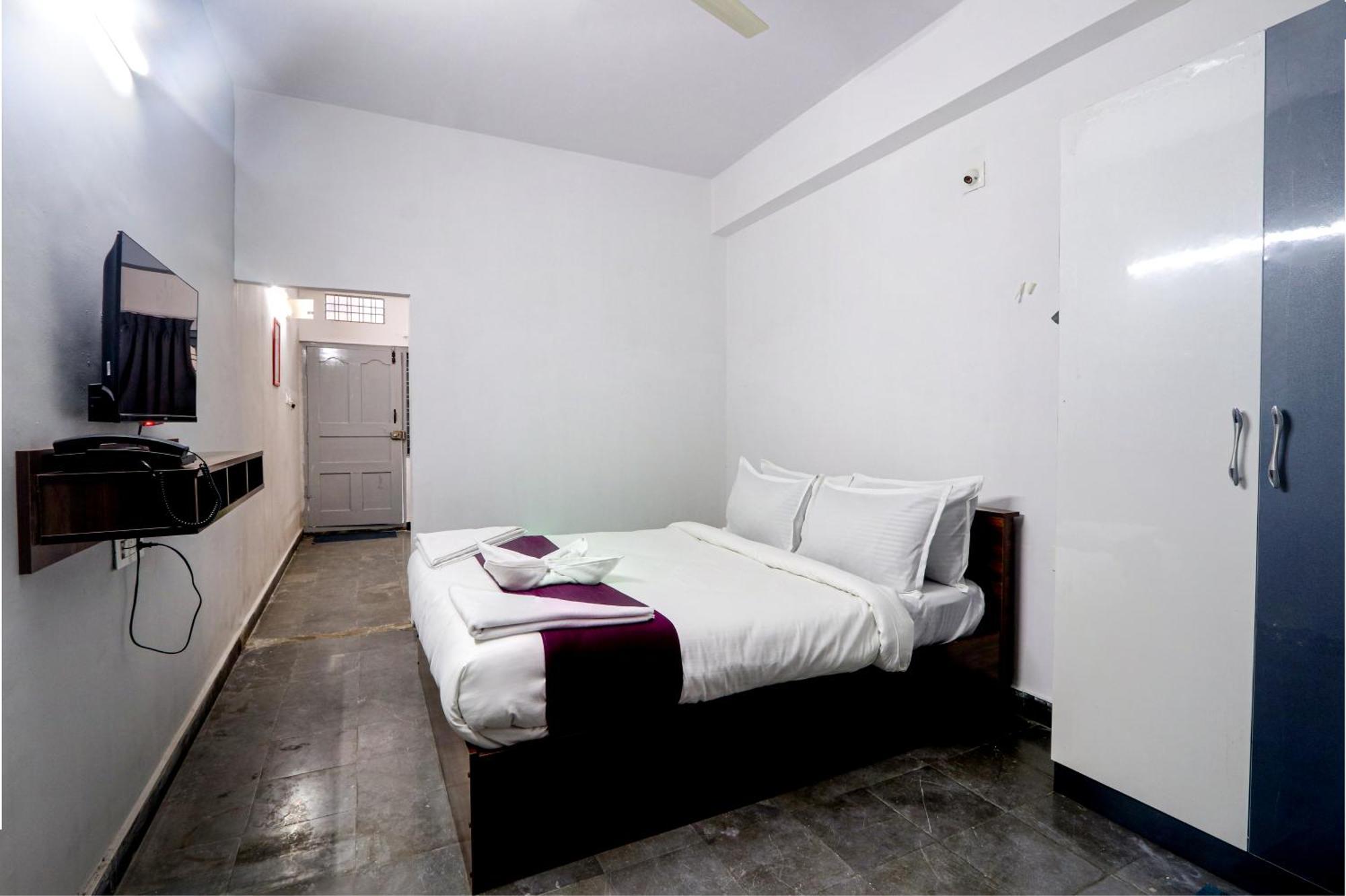 Apartment Veeksha Kiara Hospitalities - Rooms, & Near Kukatpally Rd *