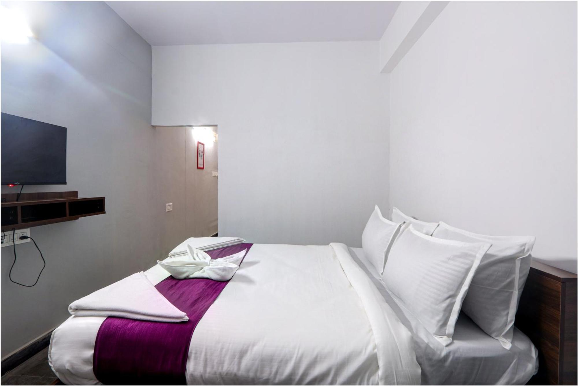 Apartment Veeksha Kiara Hospitalities - Rooms, & Near Kukatpally Rd