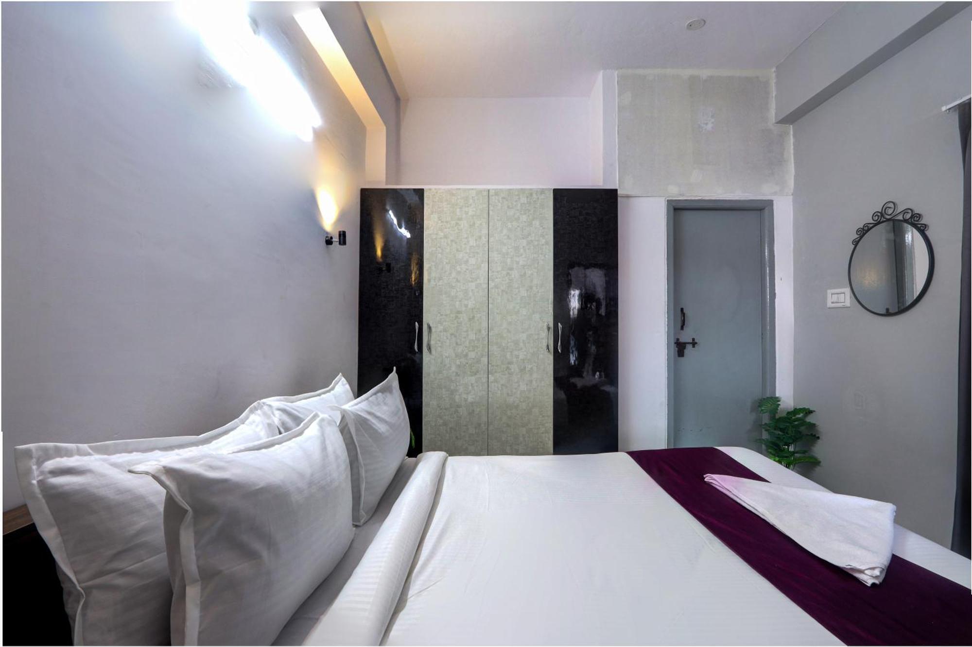 Veeksha Kiara Hospitalities - Rooms, & Near Kukatpally Rd Apartment