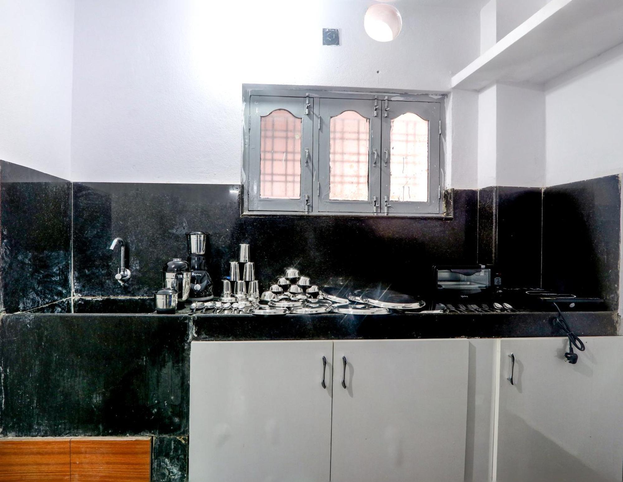 Veeksha Kiara Hospitalities - Rooms, & Near Kukatpally Rd Apartment *