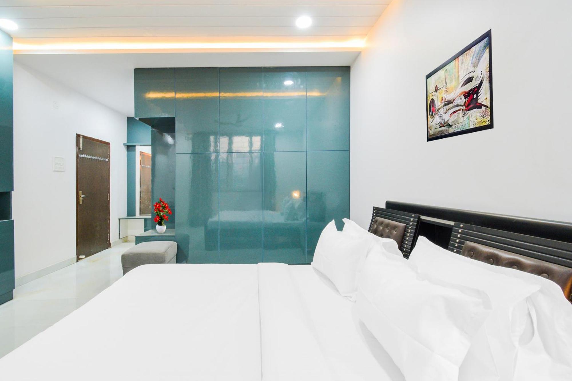 Palette Kondapur Hotel *