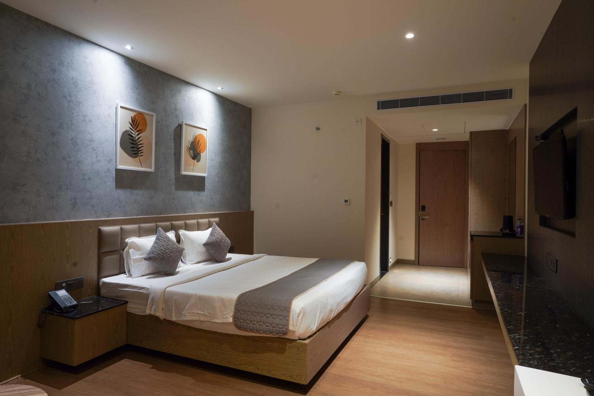 Hotel Tulips Grand 4*