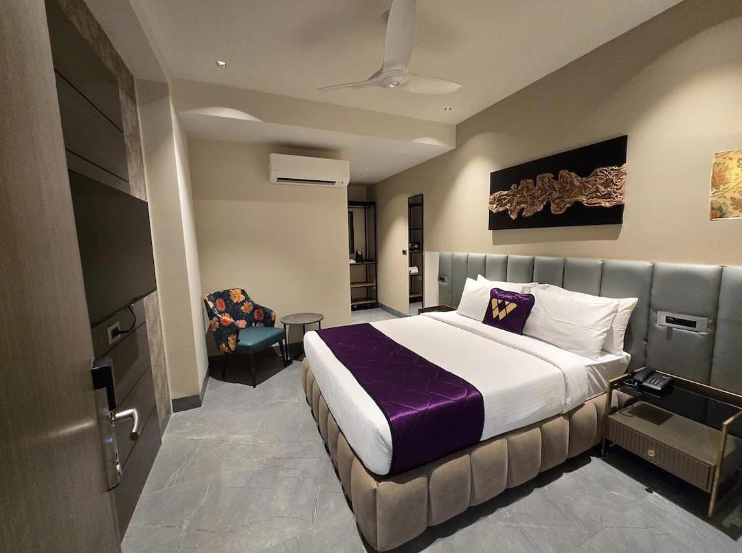 Hotel Blossoms Premium- Beside Care Hospital- Banjara Hills 3*