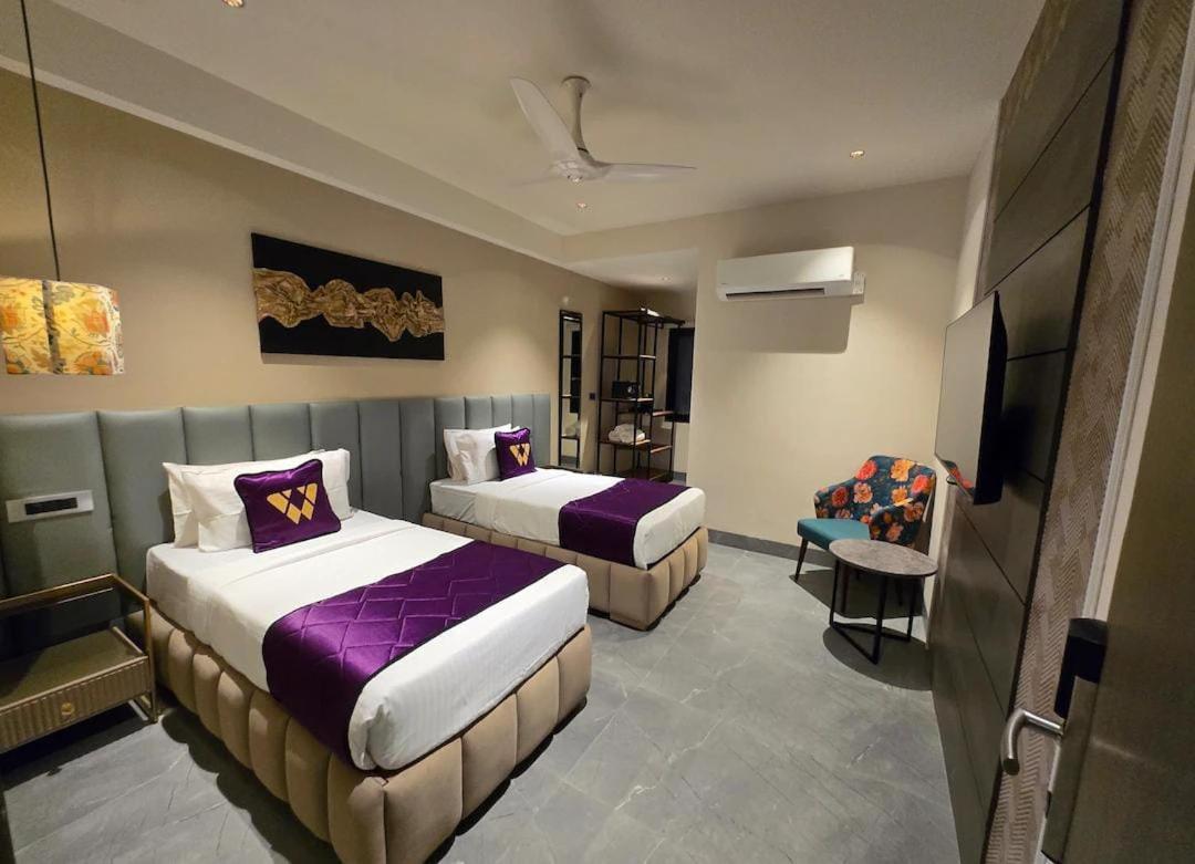 Blossoms Premium- Beside Care Hospital- Banjara Hills 3*