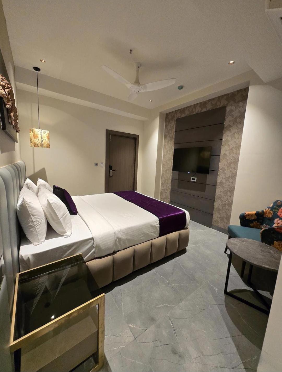 Blossoms Premium- Beside Care Hospital- Banjara Hills Hotel