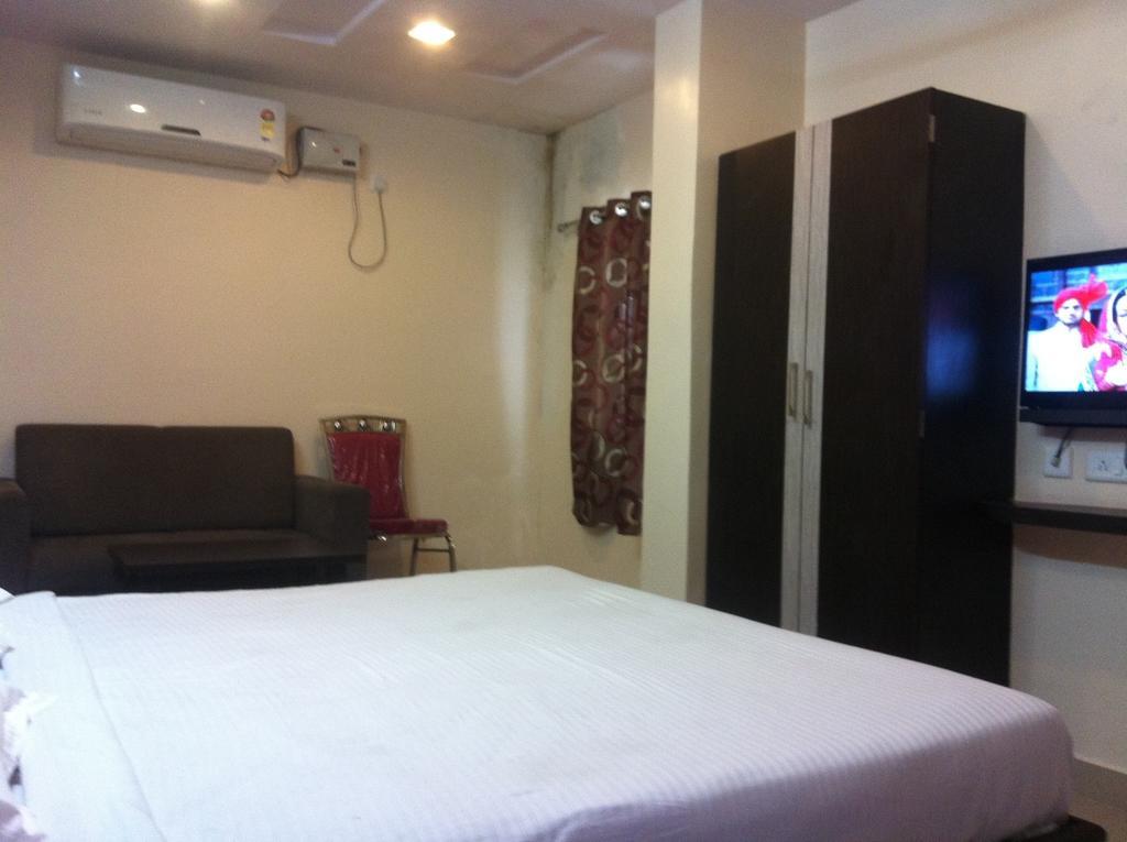 Hotel Bommarillu Residency
