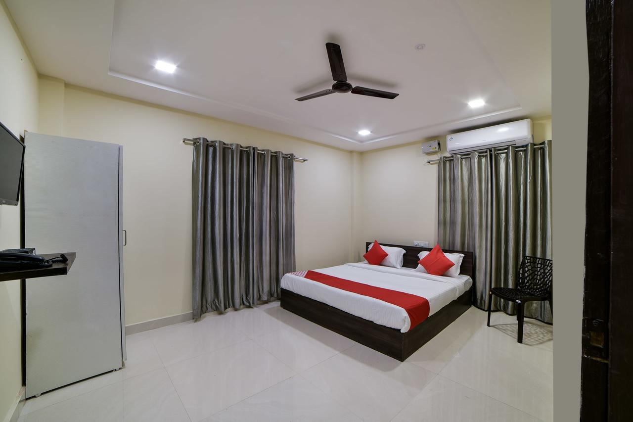 Oyo 16606 Iconic Living Hotel
