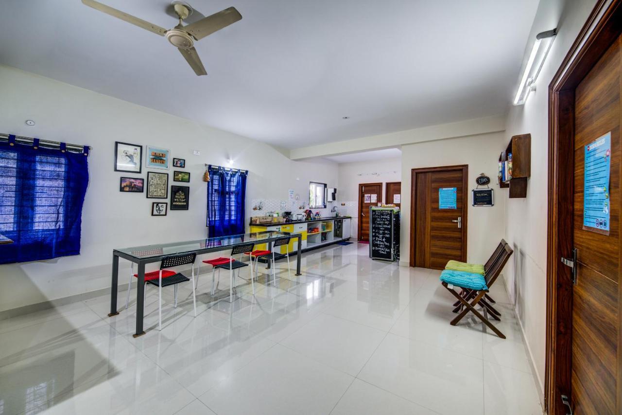 Hostel Beehive Commune