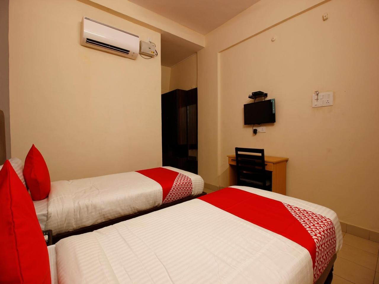 Oyo Flagship 26760 Paradise Circle Hotel 3*