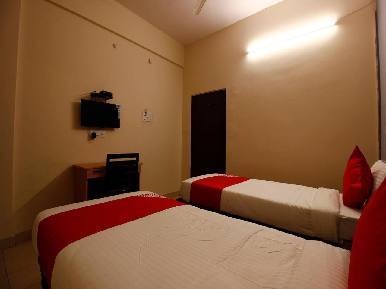 Hotel Oyo Flagship 26760 Paradise Circle 3*