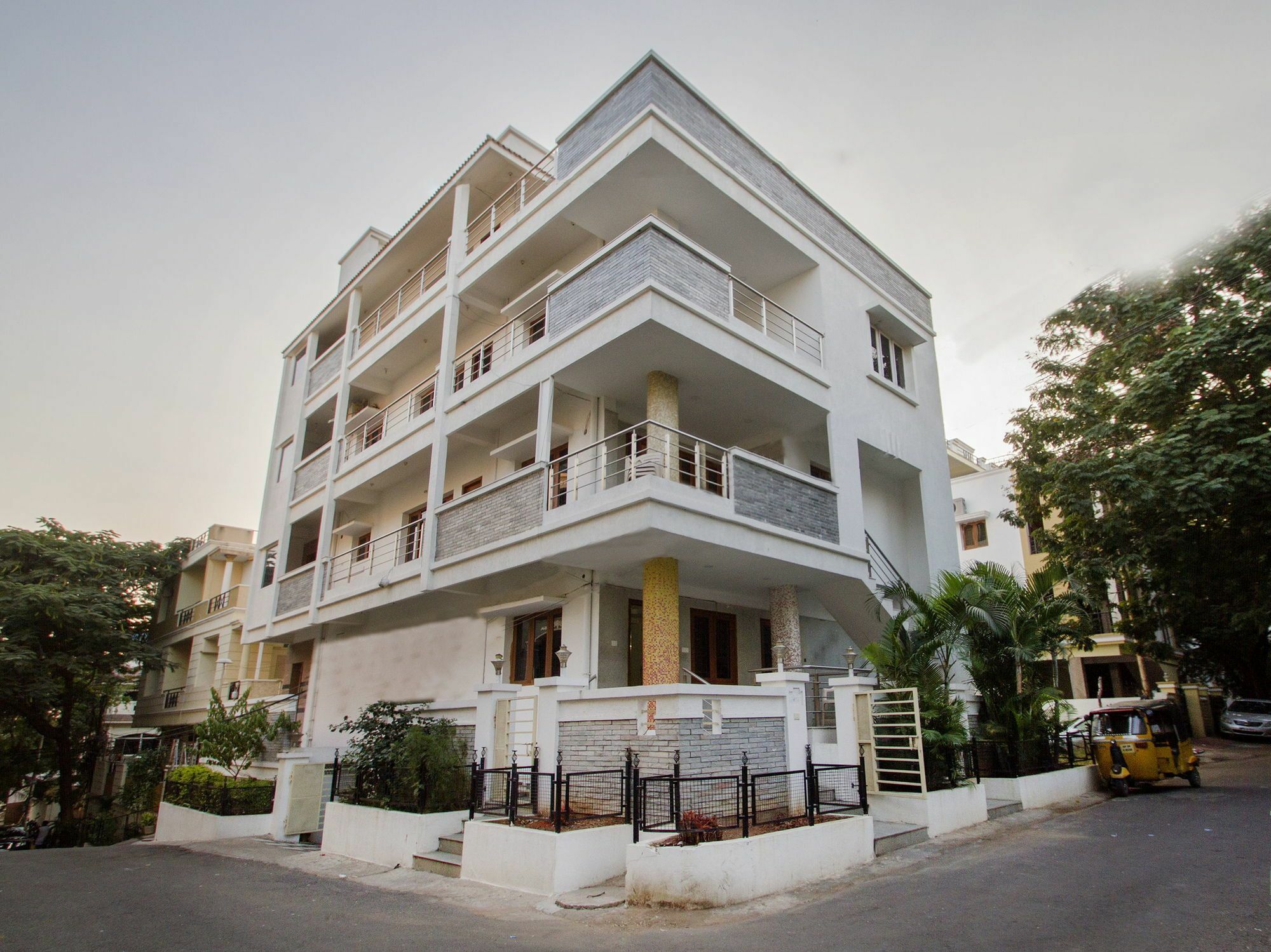 Oyo 10105 Near Apollo Hospital Hotel