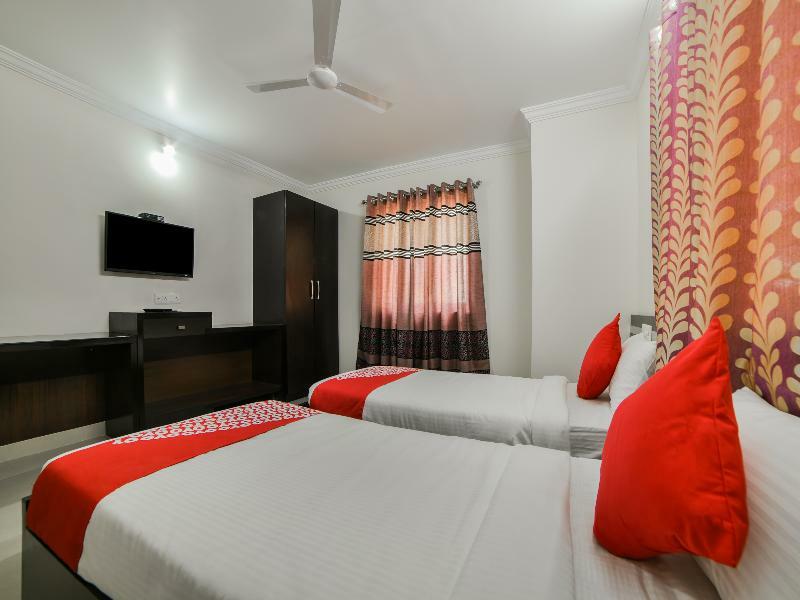 Oyo 23589 Crown Palace Hotel 2*